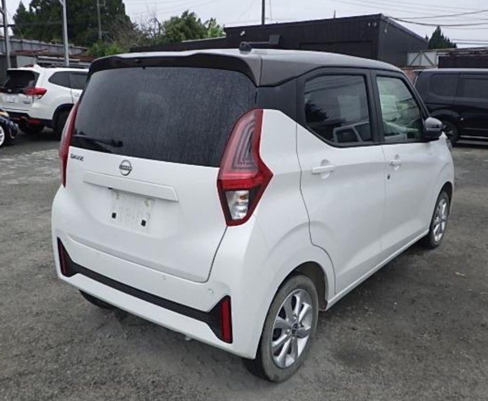 Rear right of the Nissan Dayz