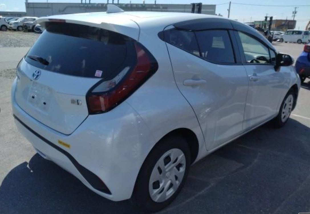 Rear right of the Toyota Aqua