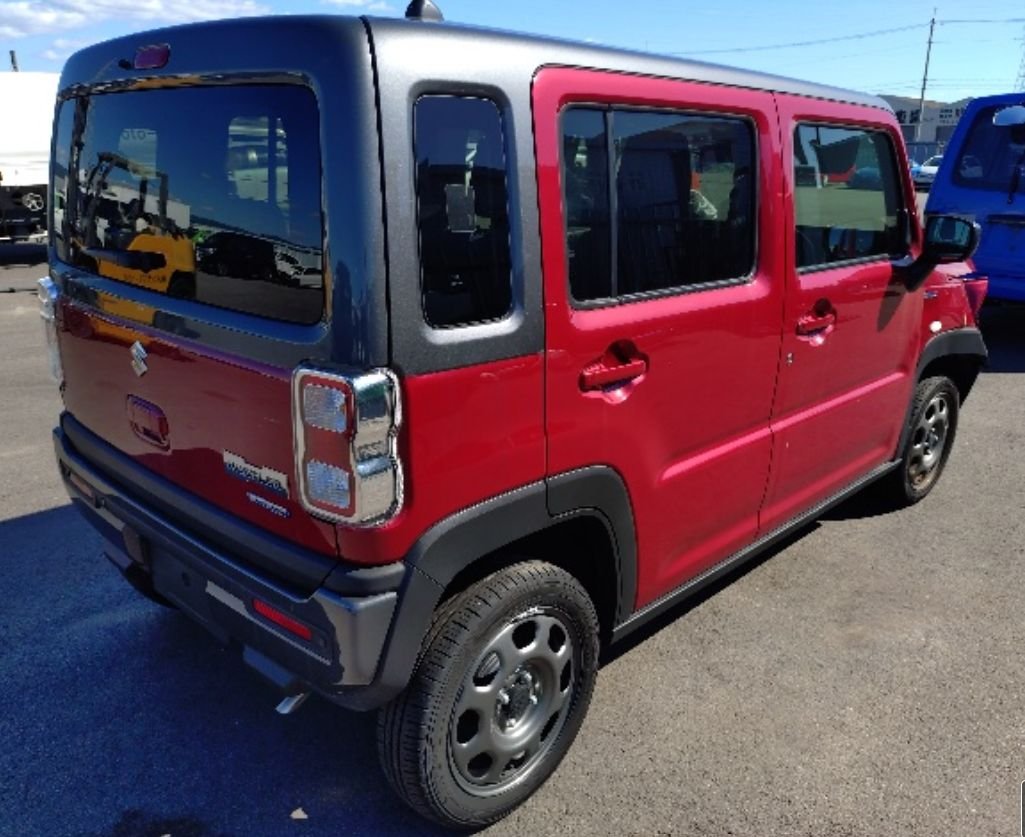 Rear right of the Suzuki Hustler