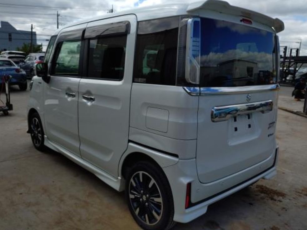 Rear left of the Spacia Custom