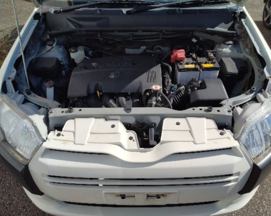 Engine bay of the 1.5 L petrol engine