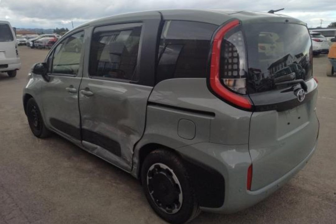 Rear left of the Sienta with a dent in the sliding door