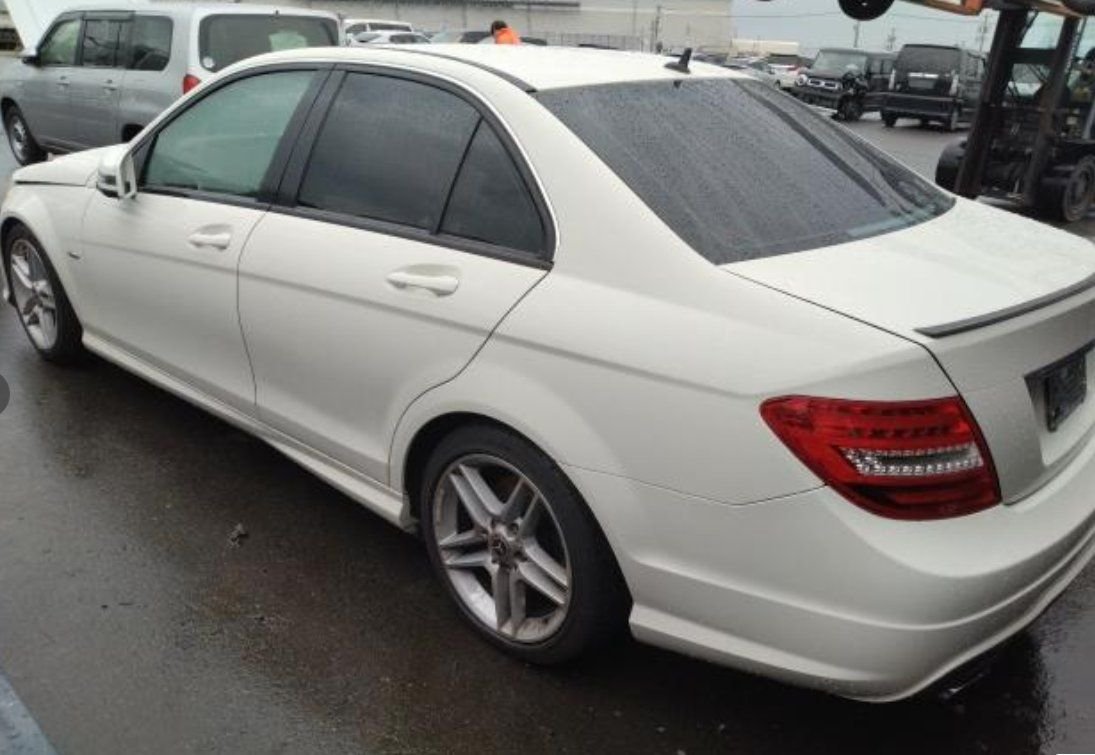 Rear left of the C-Class with boot lip spoiler