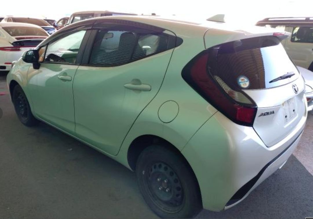 Rear left of the Toyota Aqua with steel wheels