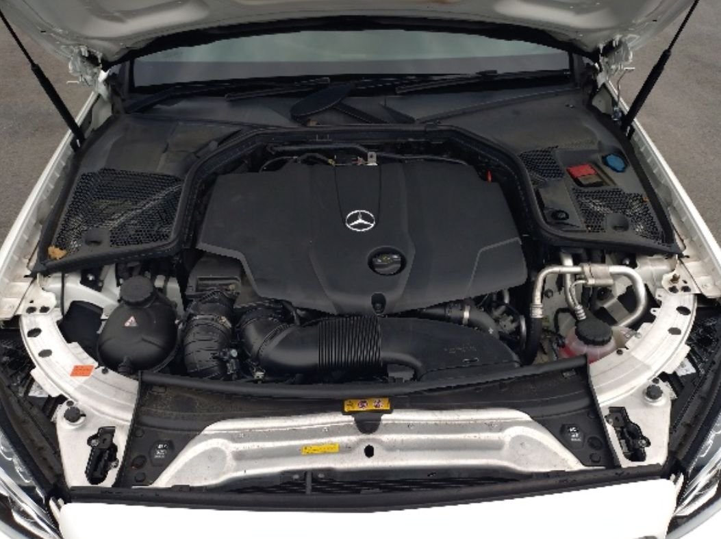 Engine bay of the 2.2 L diesel engine