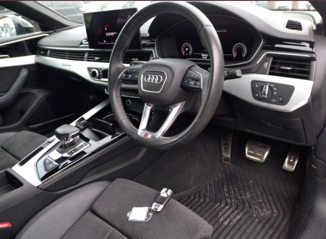 Right-hand-drive cockpit with S line steering wheel
