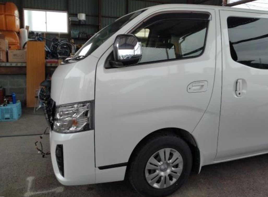 Side of the Nissan Caravan with an undamaged front door