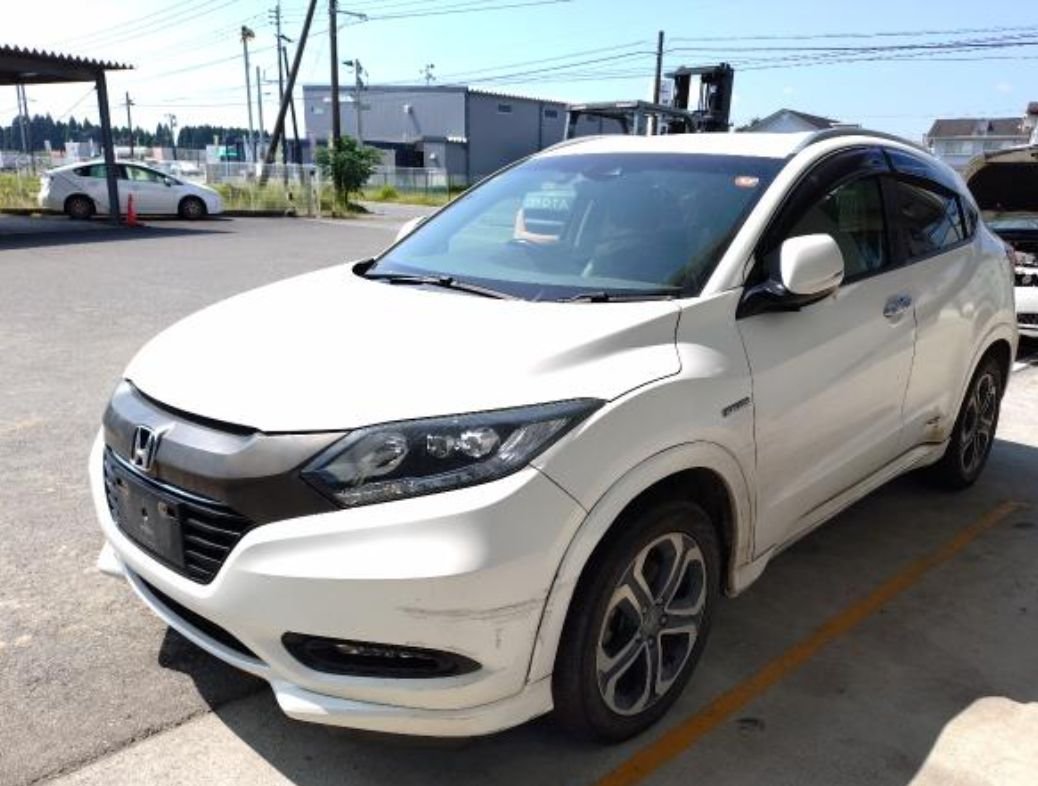 Pearl white Honda Vezel seen from the front left