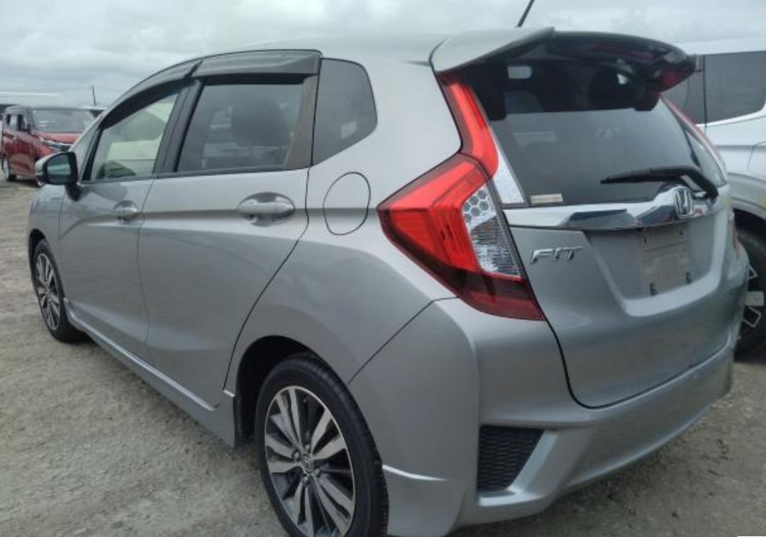 Rear left of the Honda Fit Hybrid with the roof spoiler