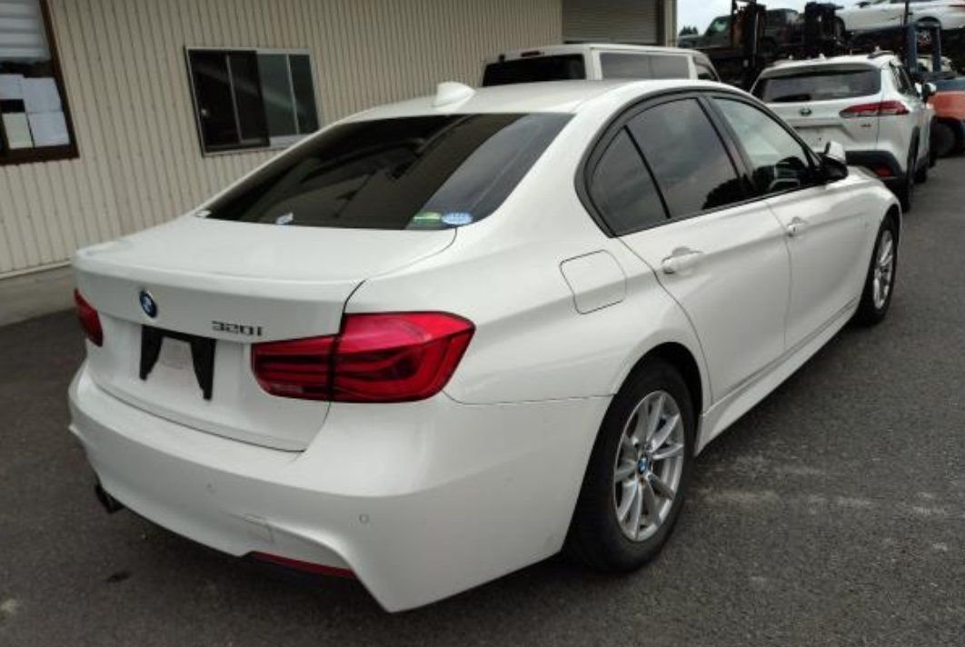 Rear right of the BMW 320i