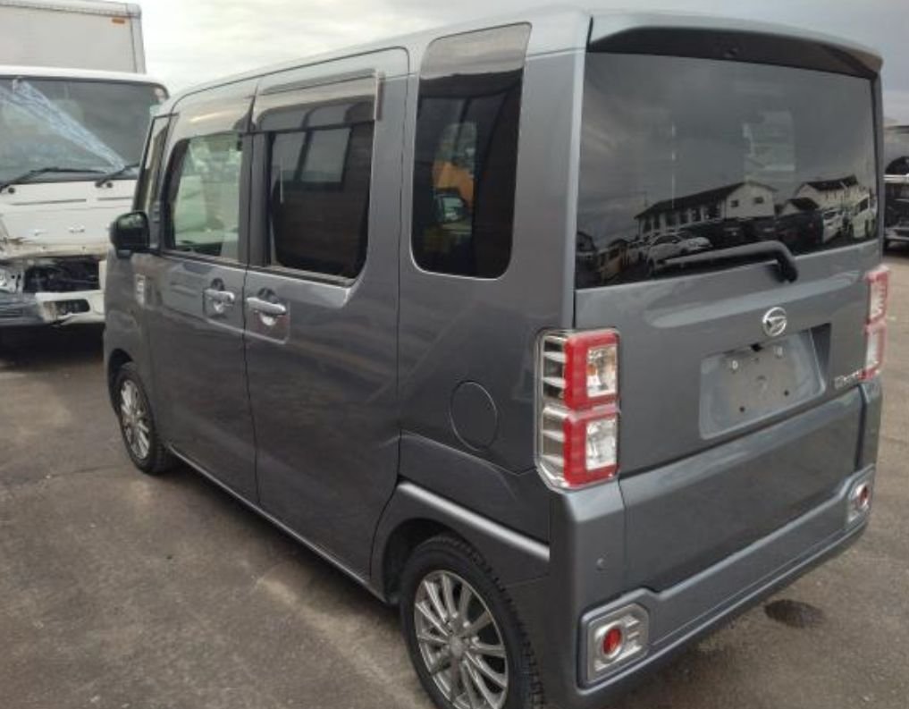 Rear left of the Daihatsu Wake