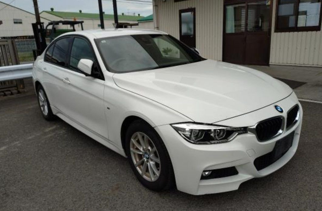 Front right of the BMW 320i