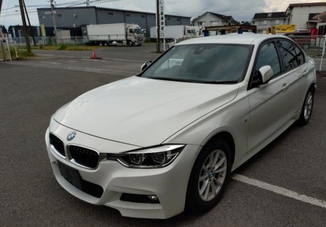 Pearl white BMW 320i M Sport sedan seen from the front left