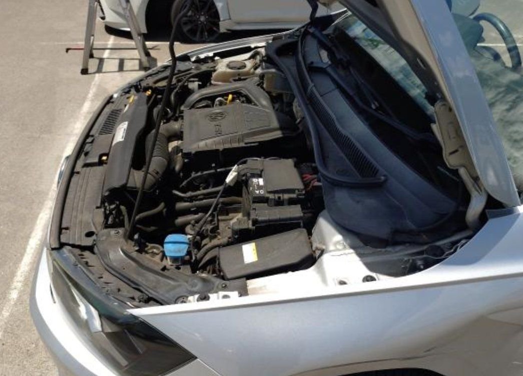 Engine bay from the left side with the bonnet open