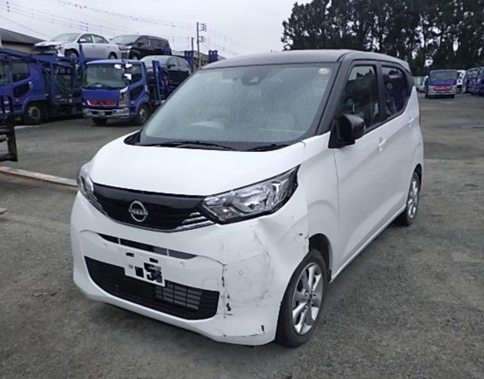 White Nissan Dayz seen from the front left with front bumper damage