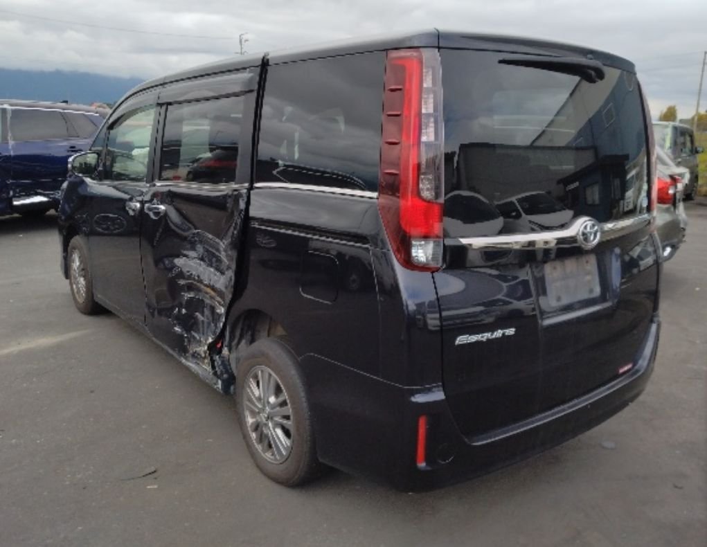 Rear of the Toyota Esquire showing the damaged sliding door