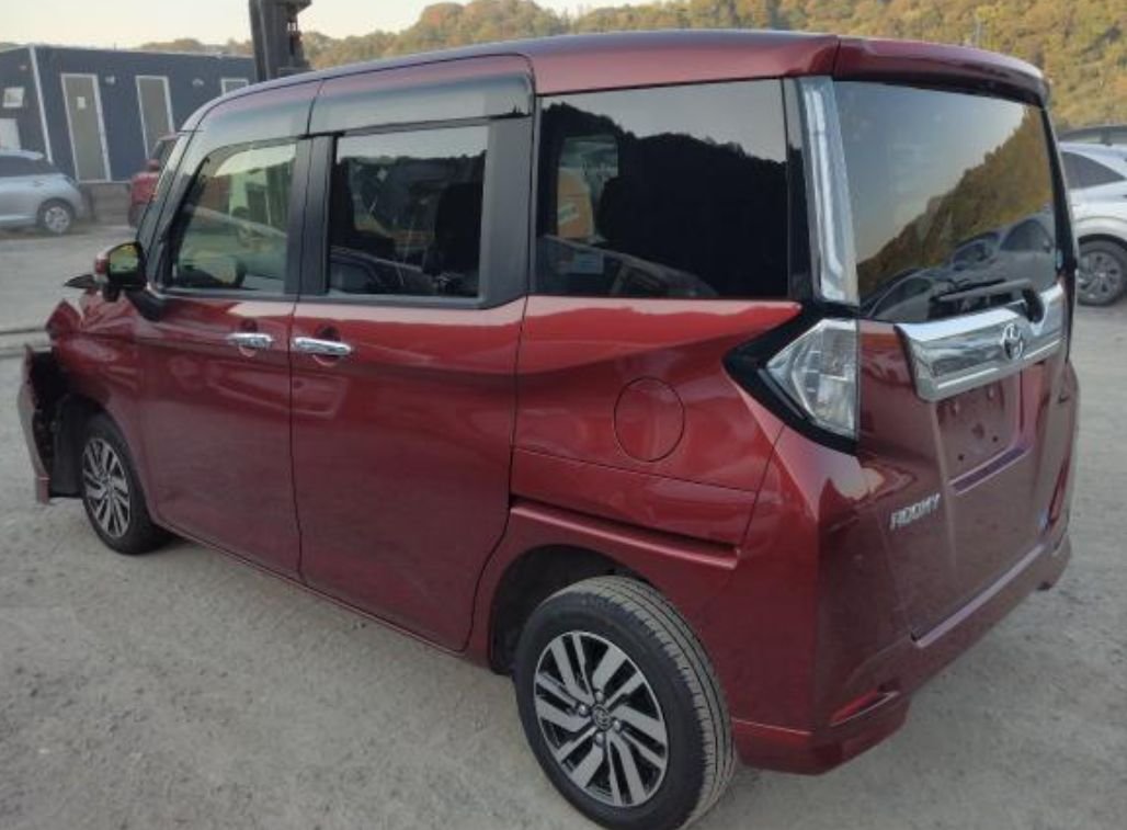 Rear left of the Toyota Roomy